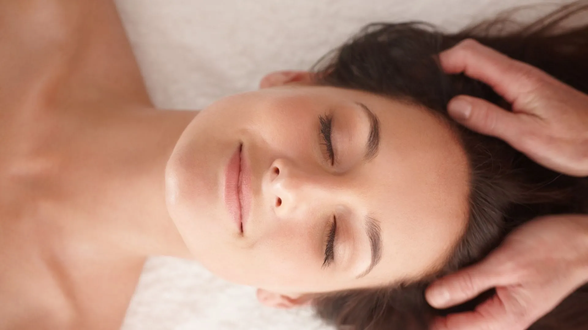 masaż pobudza krążenie i wzrost włosów